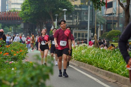 Race photo from Assurance Fun Run 2024