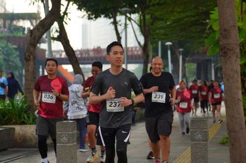 Race photo from Assurance Fun Run 2024