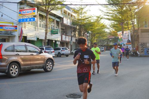 Race photo from Shake Out Run Jabar 10K