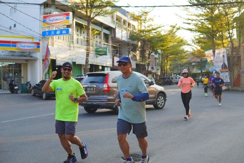 Race photo from Shake Out Run Jabar 10K
