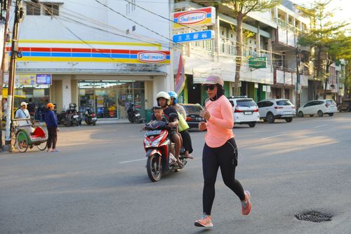 Race photo from Shake Out Run Jabar 10K