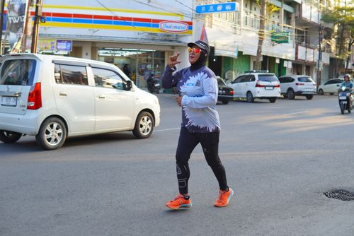 Race photo from Shake Out Run Jabar 10K