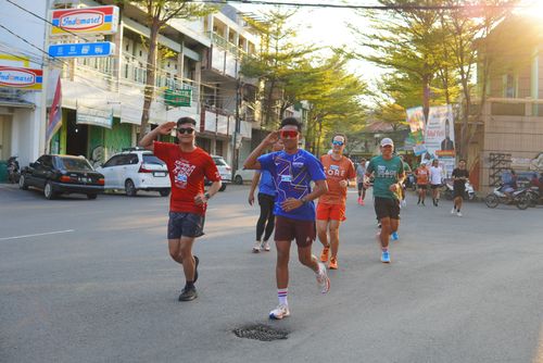 Race photo from Shake Out Run Jabar 10K