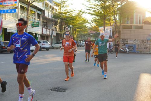 Race photo from Shake Out Run Jabar 10K