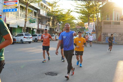 Race photo from Shake Out Run Jabar 10K
