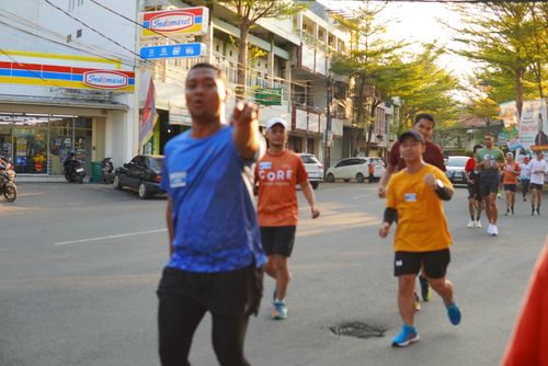 Race photo from Shake Out Run Jabar 10K