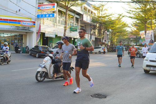 Race photo from Shake Out Run Jabar 10K