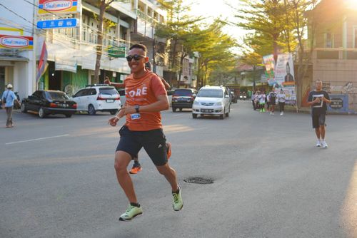 Race photo from Shake Out Run Jabar 10K