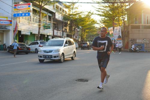 Race photo from Shake Out Run Jabar 10K
