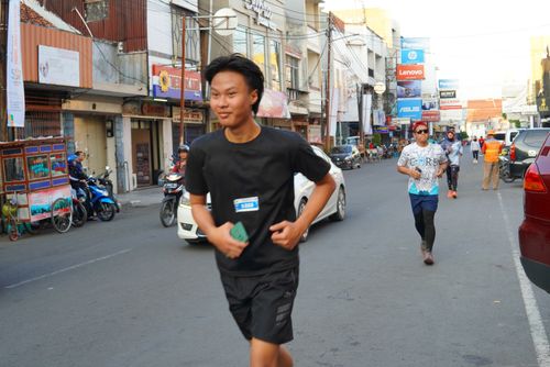 Race photo from Shake Out Run Jabar 10K