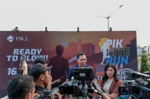 Race photo from PIK NITE RUN VIBES