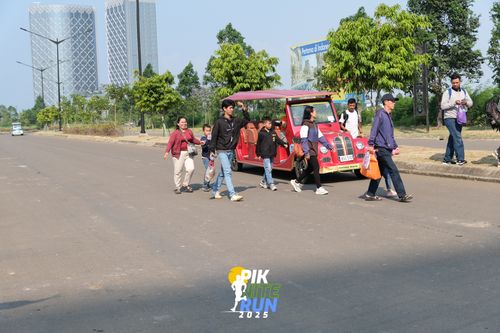 Race photo from PIK NITE RUN 2025