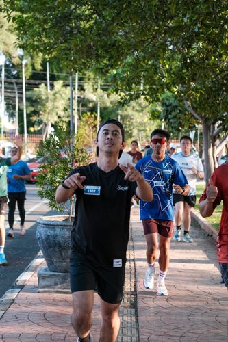 Race photo from Shake Out Run Jabar 10K