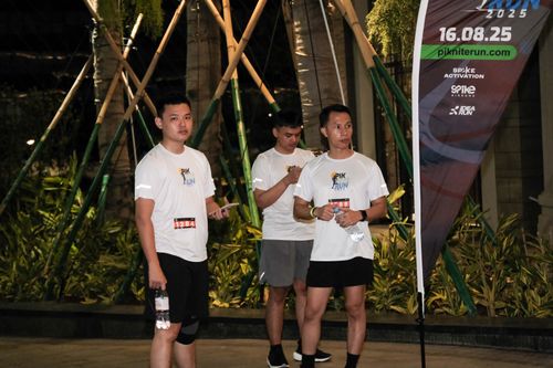 Race photo from PIK NITE RUN VIBES