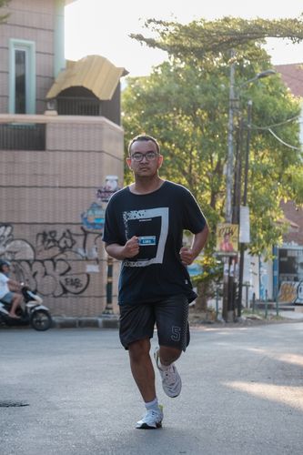 Race photo from Shake Out Run Jabar 10K