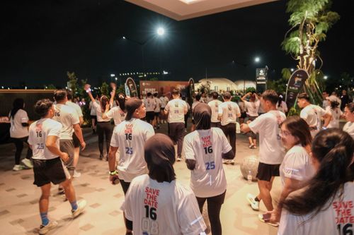 Race photo from PIK NITE RUN VIBES