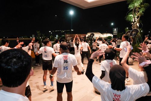 Race photo from PIK NITE RUN VIBES