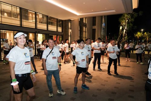 Race photo from PIK NITE RUN VIBES