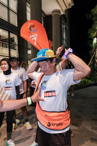 Race photo from PIK NITE RUN VIBES
