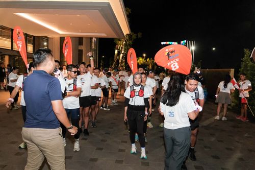 Race photo from PIK NITE RUN VIBES