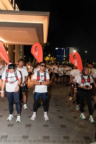 Race photo from PIK NITE RUN VIBES
