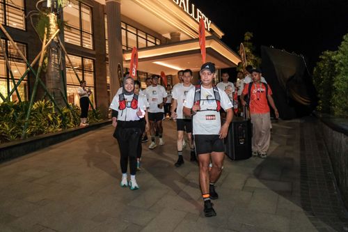 Race photo from PIK NITE RUN VIBES