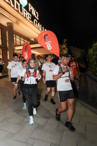 Race photo from PIK NITE RUN VIBES