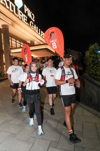 Race photo from PIK NITE RUN VIBES