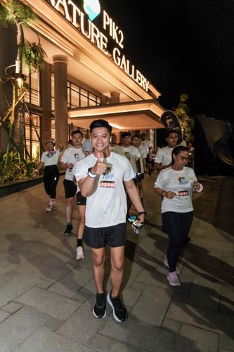 Race photo from PIK NITE RUN VIBES