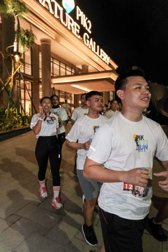Race photo from PIK NITE RUN VIBES