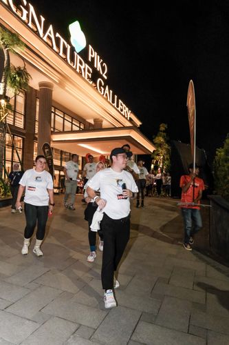 Race photo from PIK NITE RUN VIBES