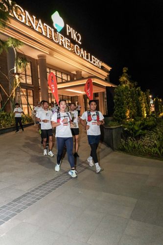 Race photo from PIK NITE RUN VIBES