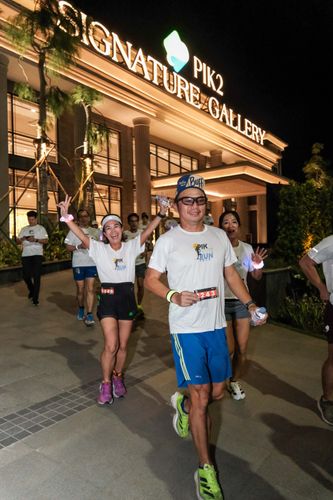 Race photo from PIK NITE RUN VIBES