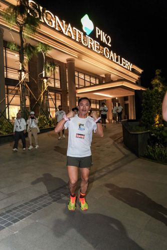 Race photo from PIK NITE RUN VIBES