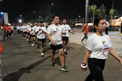Race photo from PIK NITE RUN VIBES