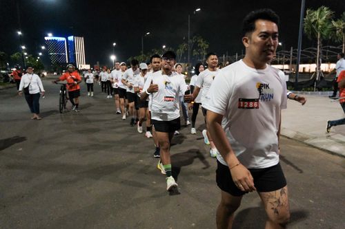 Race photo from PIK NITE RUN VIBES