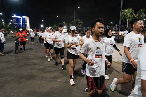 Race photo from PIK NITE RUN VIBES