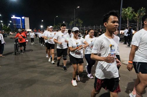Race photo from PIK NITE RUN VIBES