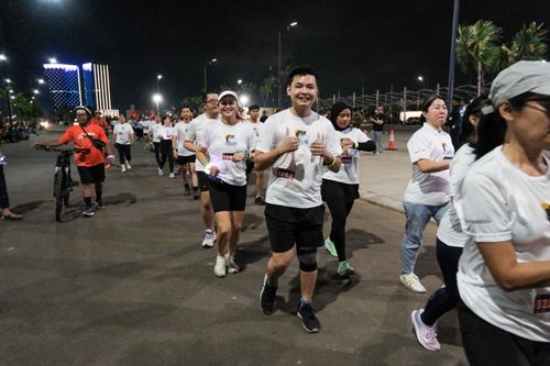 Race photo from PIK NITE RUN VIBES