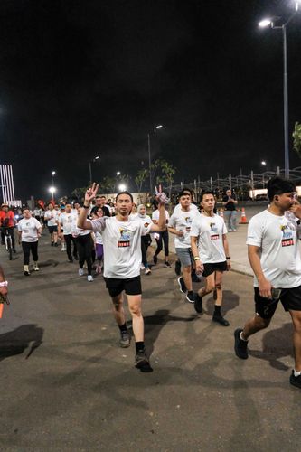 Race photo from PIK NITE RUN VIBES