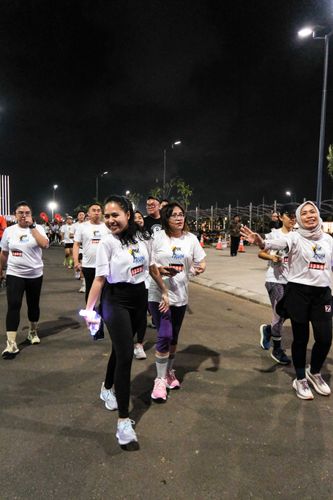 Race photo from PIK NITE RUN VIBES