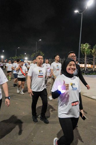 Race photo from PIK NITE RUN VIBES