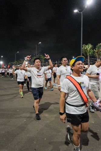 Race photo from PIK NITE RUN VIBES