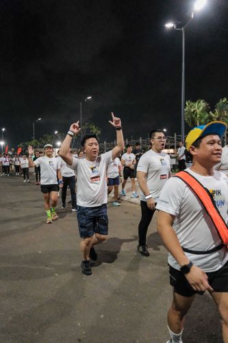 Race photo from PIK NITE RUN VIBES