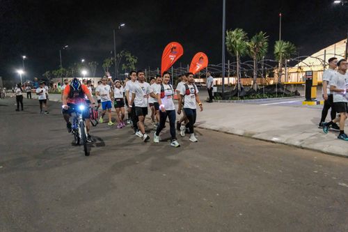 Race photo from PIK NITE RUN VIBES