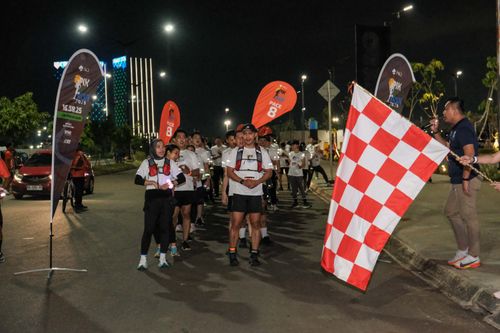 Race photo from PIK NITE RUN VIBES