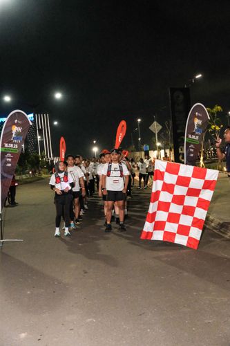 Race photo from PIK NITE RUN VIBES