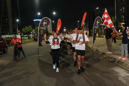 Race photo from PIK NITE RUN VIBES