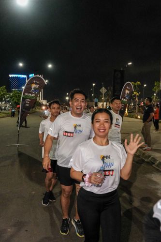 Race photo from PIK NITE RUN VIBES