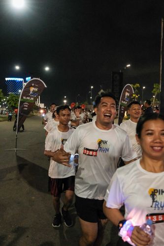 Race photo from PIK NITE RUN VIBES